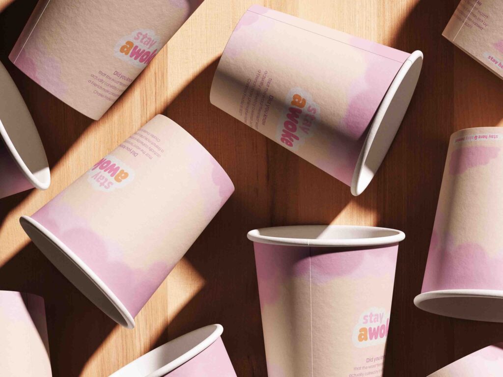 Kaffeebecher mit Wolkenmotiv und Stay-Awoke-Logo. Das Design ist Teil der von Alissia Ingra entwickelten Corporate Identity für ein konzeptionelles Café mit gesellschaftspolitischem Fokus.
