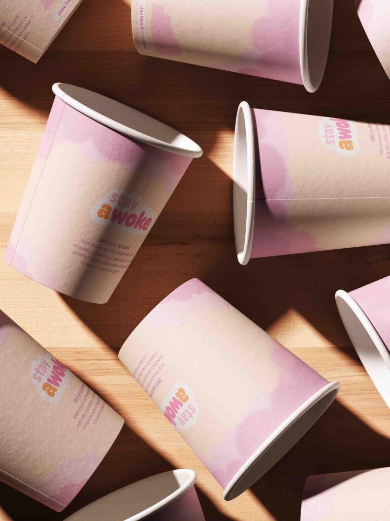 Kaffeebecher mit Wolkenmotiv und Stay-Awoke-Logo. Das Design ist Teil der von Alissia Ingra entwickelten Corporate Identity für ein konzeptionelles Café mit gesellschaftspolitischem Fokus.
