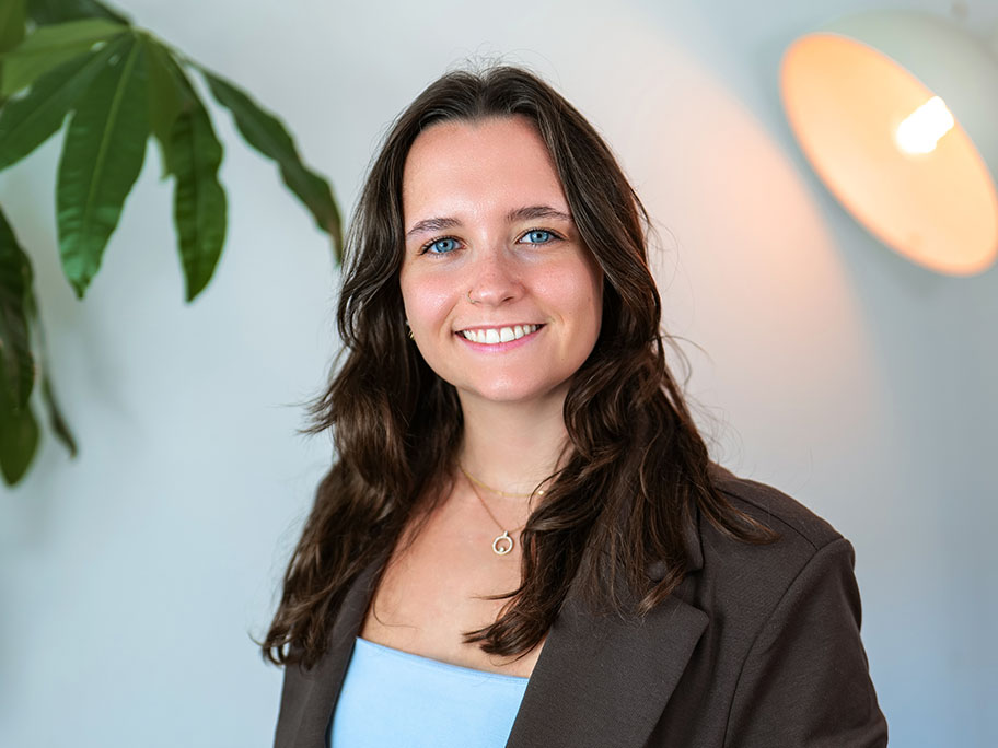 Portrait von Alissia Ingra, Kommunikationsdesignerin und Art Direktorin für Branding, Editorial und Kampagnen